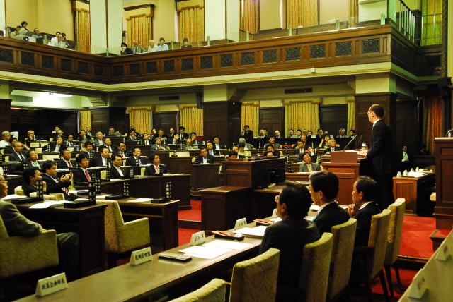 橋下知事、大阪府議会_d0047811_2232449.jpg
