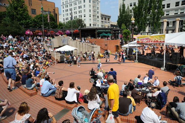 Pioneer Courthouse Square　　Lunch with Cool Music_e0173530_10351670.jpg