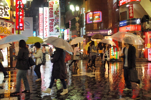 雨の夜の繁華街_b0164664_19574091.jpg