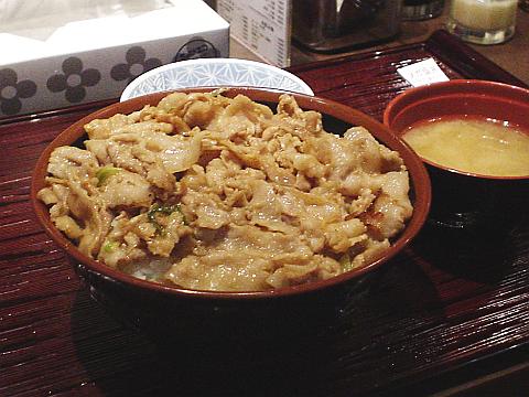 昭和食堂のスタミナ丼食べた！ヽ(´ー｀)ﾉ_b0040692_22303032.jpg