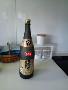 一升瓶。 小さな出版社soramill