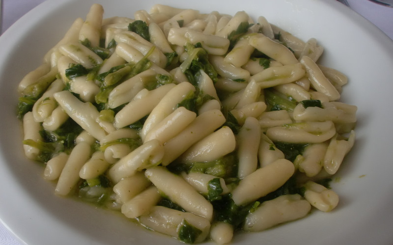 牧場の野草のパスタに舌鼓み！（Gnocchetti con orapi)_f0203253_7451523.jpg