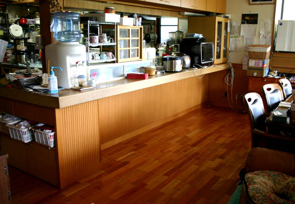 大家族の家のキッチンカウンター_f0171785_12362861.jpg