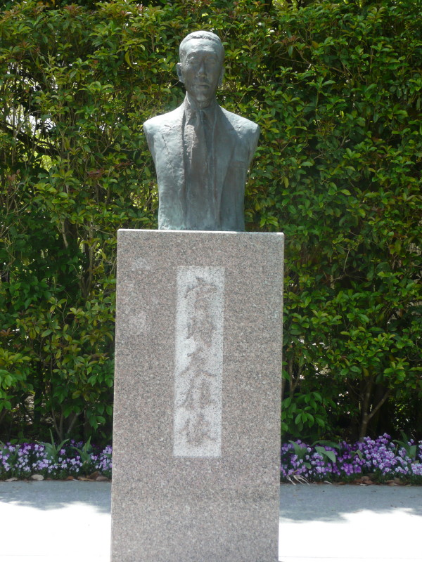 第１２代神戸市長　宮崎辰雄氏の像　in　しあわせの村　on　2010-5-17_b0118987_6231133.jpg