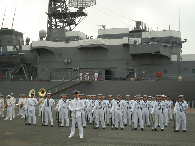 海上自衛隊　遠洋練習航海の出港式_f0141310_23263625.jpg