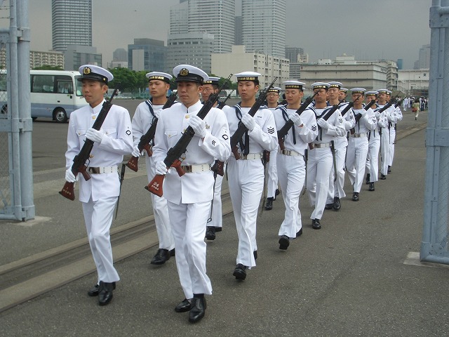 海上自衛隊 遠洋練習航海の出港式_f0141310_2326827.jpg