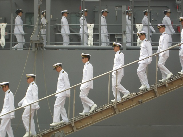 海上自衛隊　遠洋練習航海の出港式_f0141310_2327299.jpg