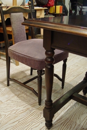 濃い茶色の木製ダイニングセット 入荷!!_a0096367_21245620.jpg