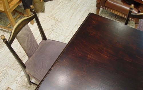 濃い茶色の木製ダイニングセット 入荷!!_a0096367_212538.jpg
