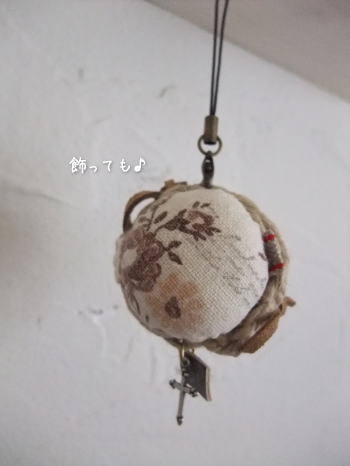 またまたミニミニシリーズ♪麻かごのピンクッション風ストラップ♪_f0023333_8133515.jpg