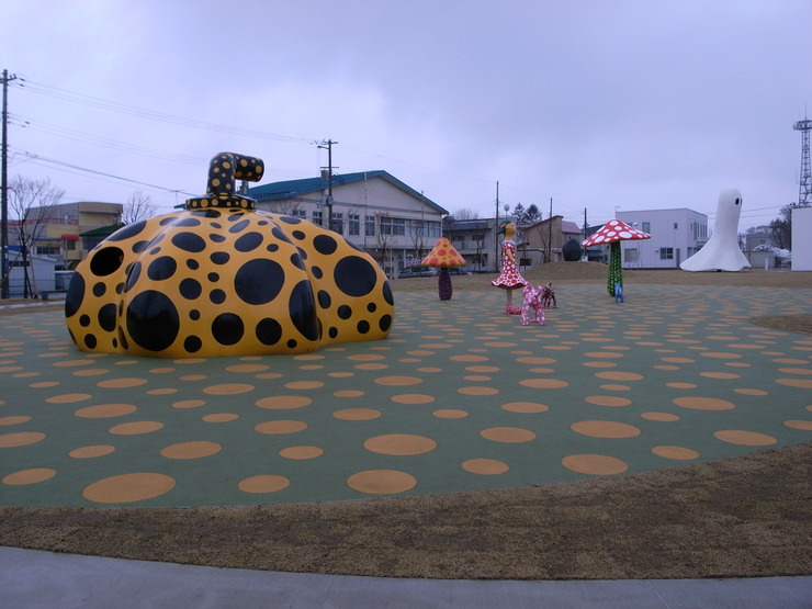 草間彌生「草間彌生　十和田でうたう」、十和田市現代美術館_e0168631_1754298.jpg