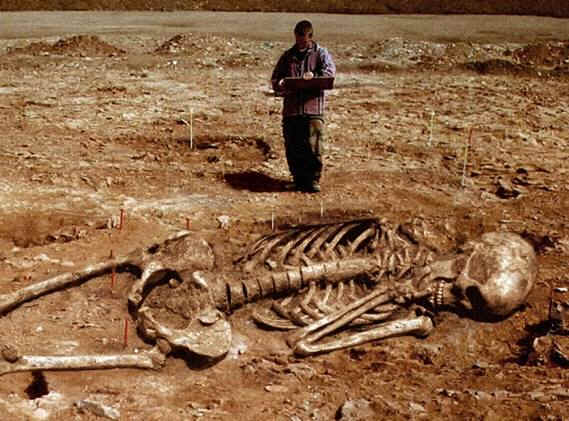 巨人の人骨を発掘_a0015555_0101090.jpg