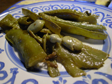 鶏が教えてくれた「ソラマメの食べ方」_f0106597_16371372.jpg