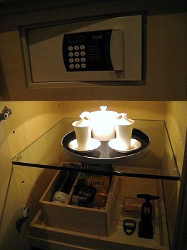 3月 フォーシーズンズ丸の内 プレミアルーム ミニバー_a0055835_1725450.jpg