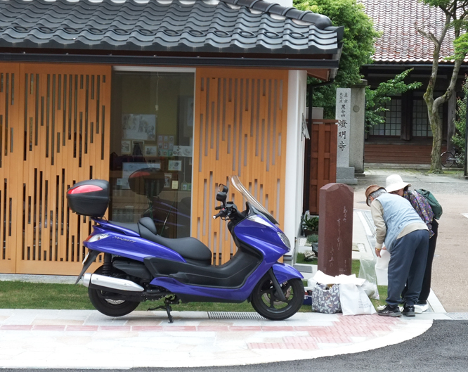 句碑に何かごよう?_d0095673_16323576.jpg