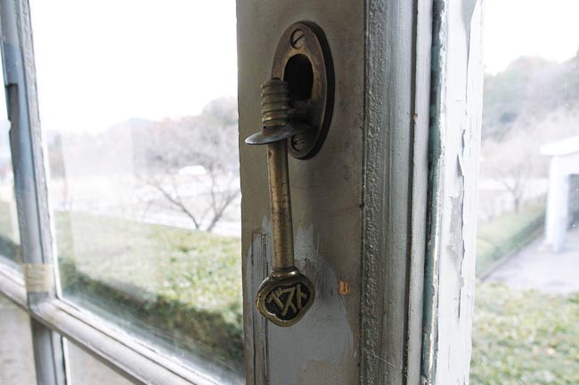 窓の鍵 窓の奥ゆき