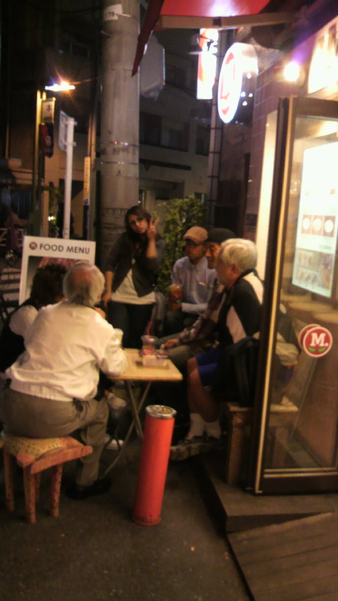 夜の賑わい_a0075684_23423223.jpg