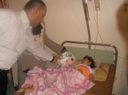ラマディの病院に医療機材配布完了(\'09年12月)_b0006916_15595123.jpg