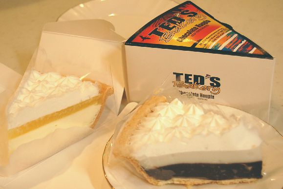 TED\'S Bakery ・・・　チョコレートハウピアクリームパイ_e0045792_23152052.jpg