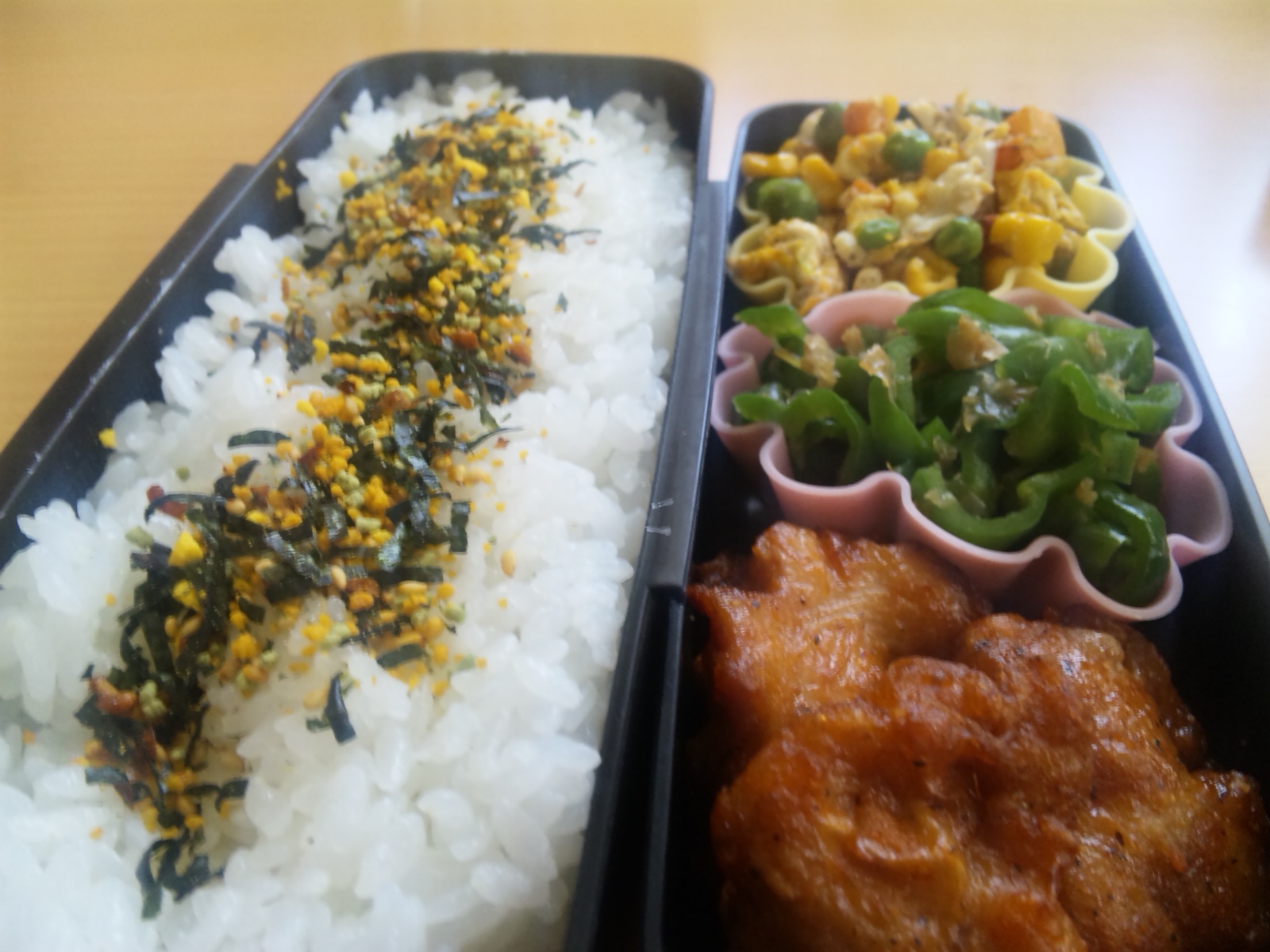 から揚げ弁当_f0235947_8121557.jpg