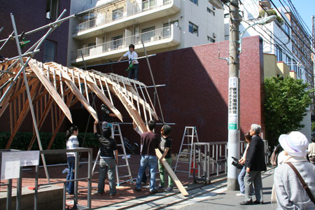 五月祭パビリオンの建て方風景(後編)_f0171840_9473075.jpg