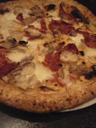 「PIZZA SALVATORE CUOMO」_c0129378_87442.jpg