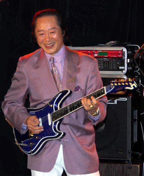 三根 信宏さんです。 : ベースも上手いギターじいさん