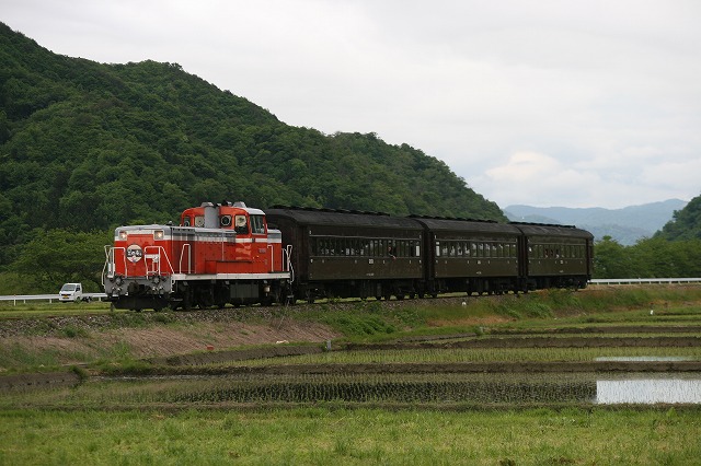 米坂線で「レトロ花回廊」号を撮影する_b0002858_133972.jpg