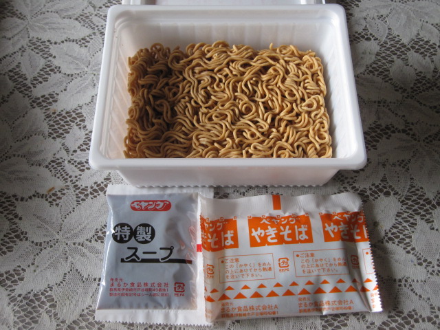 ペヤング スープ入りやきそば¥159_b0042308_21484216.jpg