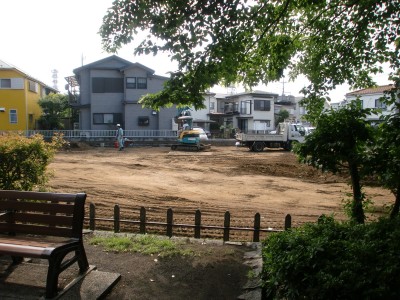 西町緑地脇の長い間遊休地だった空間_c0112172_141919.jpg