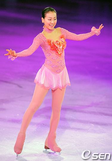 ステキな写真が多いので　－浅田真央選手、現代スーパーマッチ出演_b0038294_9385340.jpg