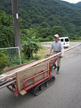 運搬機、今日も活躍中。_b0125397_9194977.jpg