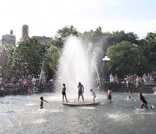 夏のNYで「涼めるスポット」、ワシントン・スクエアの噴水広場へ_b0007805_21465949.jpg