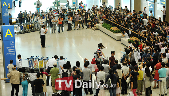 RAINの入国に集まった報道陣やファンに空港は人だかり！_c0047605_22102017.jpg