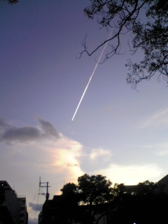 きれいな夕焼けに・・・飛行機雲が・・・。_e0119327_19514079.jpg