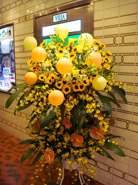 蒲田へ配達したひまわりのスタンド花です 花猫庵