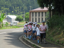 服間小学校4年生の子供達が大豆の種まきをしました_e0061225_13504921.jpg