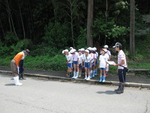 服間小学校4年生の子供達が大豆の種まきをしました_e0061225_13531059.jpg