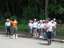 服間小学校4年生の子供達が大豆の種まきをしました_e0061225_13554794.jpg