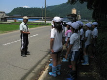 服間小学校4年生の子供達が大豆の種まきをしました_e0061225_1356451.jpg