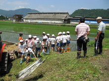 服間小学校4年生の子供達が大豆の種まきをしました_e0061225_13585694.jpg