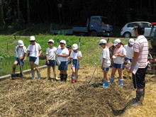 服間小学校4年生の子供達が大豆の種まきをしました_e0061225_14335485.jpg