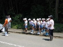 服間小学校4年生の子供達が大豆の種まきをしました_e0061225_14414666.jpg