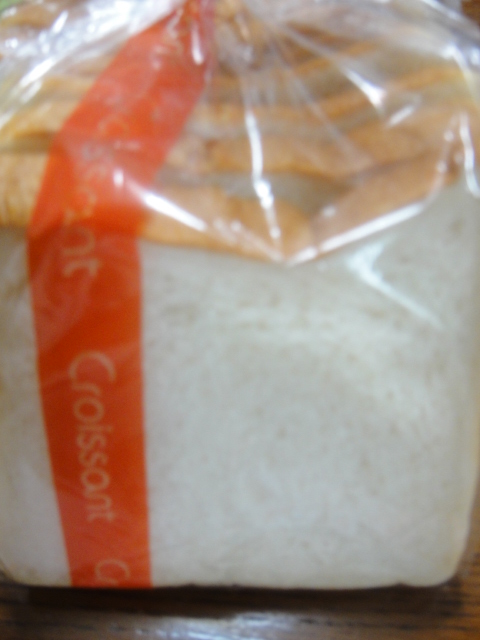 美味しい食パンにメロンパン、お店の名前のクロワッサンも最高です。_a0143437_551529.jpg