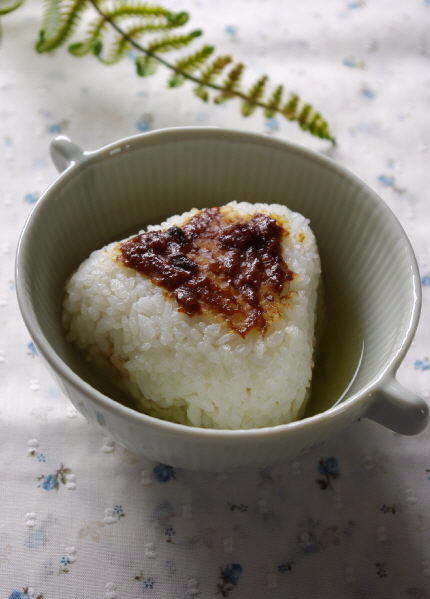 絶品!鯛味噌さんしょうで焼きおにぎり茶漬け、と三色丼のお弁当_f0168317_14431680.jpg