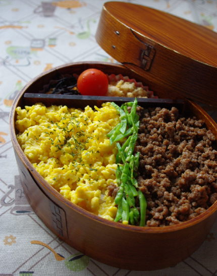 絶品!鯛味噌さんしょうで焼きおにぎり茶漬け、と三色丼のお弁当_f0168317_14432477.jpg
