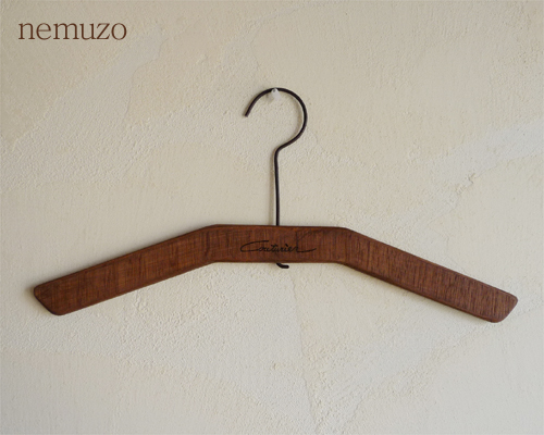 レトロなイメージの 木製ハンガー Nemuzo