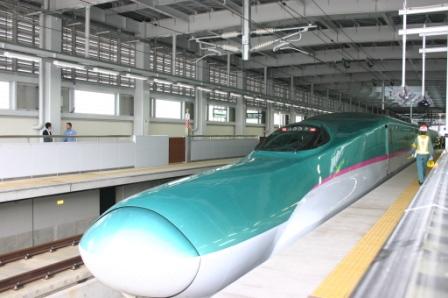 東北新幹線「はやぶさ」七戸十和田駅に初お目見え　Ｅ－５系量産型先行車両見学会_f0237658_1517959.jpg