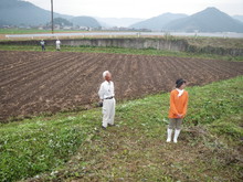南中山小3年生の子供たちが大豆の種まきをしました_e0061225_13374826.jpg