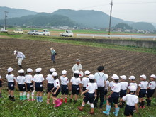 南中山小3年生の子供たちが大豆の種まきをしました_e0061225_13402717.jpg